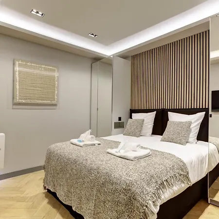 327 Le Marais - Superb In